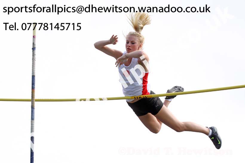 Womens pole vault at the Northern Inter-Counties under-17s and 15s at Witton Park, Blackburn. Photo: David T. Hewitson/Sports for All Pics